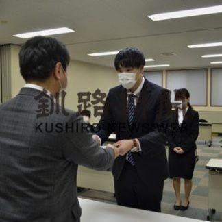 新入社員１２人に辞令交付　リラィアブルが入社式(2020-04-01)