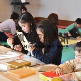 子供ら楽しい冬休み体験　見本手に工作没頭　釧路芸術館(2020-01-06)