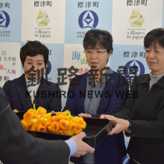 標津町商工会女性部が新１年生に「愛の鈴」(2020-03-31)