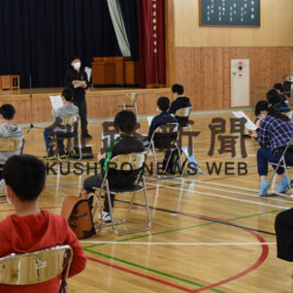 釧路市小中１２校で分散登校　友人との再会に笑顔(2020-03-11)