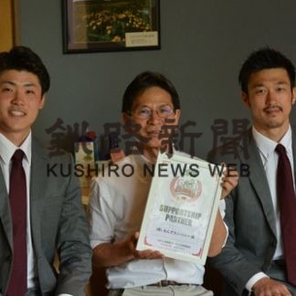 クレインズ選手が認定証明書贈呈で会社訪問(2019-05-29)