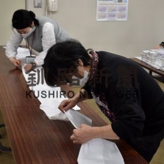 羅臼町商工会女性部　子供に手作りマスク(2020-04-01)