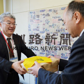 新入学児童の交通安全願い　本社、黄色いハンカチ寄贈(2020-03-27)①