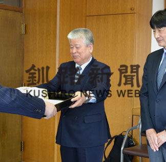 道具箱や紅白帽子寄贈　厚岸建設業協会、新小学１年生に(2020-03-25)