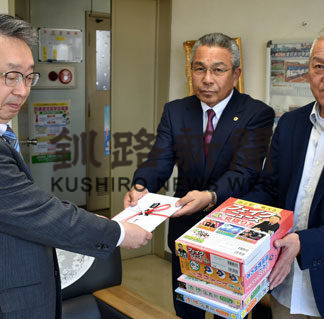 標茶町教委に　児童図書を寄贈　ライオンズクラブ　(2019-05-31)