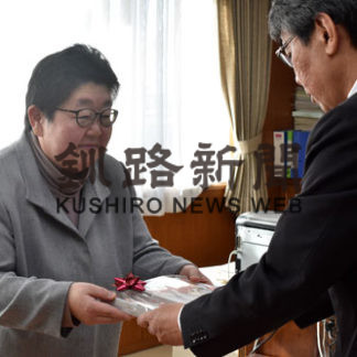 釧路市に図書　２２０冊寄贈　骨髄バンク推進協会　(2019-11-30)