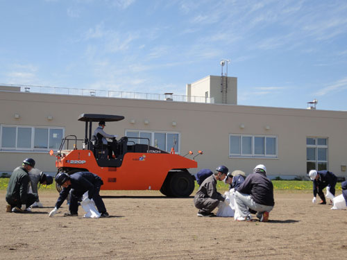 海星小中学校で グラウンド整備 真壁建設(2019-05-30)