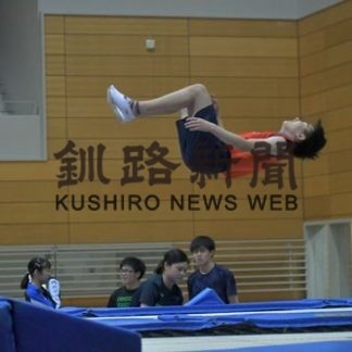 選手ら元気に汗流す　釧路トランポリン協会、大会中止で合同練習会(2020-03-29)