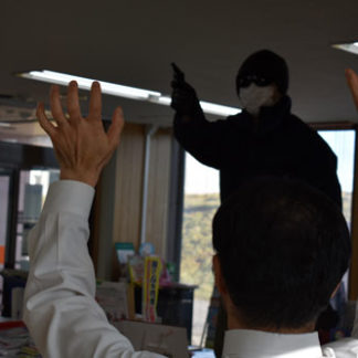 強盗対応訓練で　緊急時の行動確認　薫別郵便局　(2019-11-30)