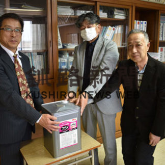 エゾシカレンジャーズ白糠が除菌用アルコール白糠町に寄付(2020-03-31)