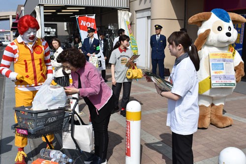 ほくとくんやドナルド 交通事故防止呼び掛け イオン釧路店前で啓発(2019-05-22)