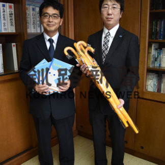 白糠町商工会青年部と女性部　入学祝いの雨傘とノート寄贈(2020-04-11)