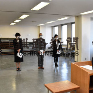 退職者の第二の人生にエール、根室市で辞令交付式(2020-04-02)