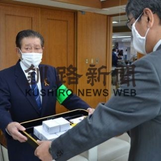 防犯協会、新入学児童への防犯ブザー寄贈(2020-04-04)