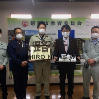 釧路鉄工協会青年部がマスク2000枚寄贈(2020-04-18)