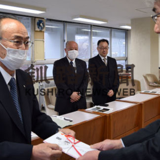 「ＫＵＳＨＩＲＯ」に輝きを　釧路市へＬＥＤ寄贈(2020-04-23)