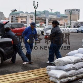 市内２カ所で牛肥料配布　桜育ての親実行委、園芸愛好家に好評(2020-04-30)