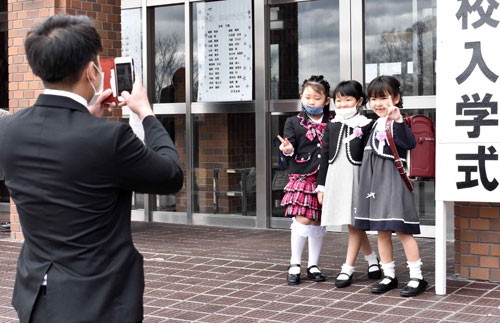 根室管内小中入学式、マスク姿で第一歩(2020-04-08)①