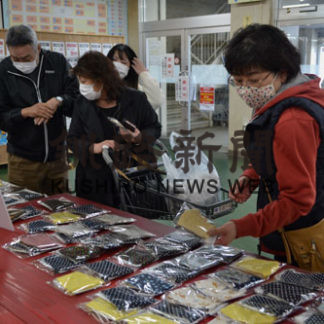 和商で手作りマスク配布　市内飲食店女性経営者(2020-04-11)