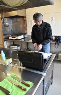 地区会館を巡る労力奉仕で包丁きれいに(2020-04-21)