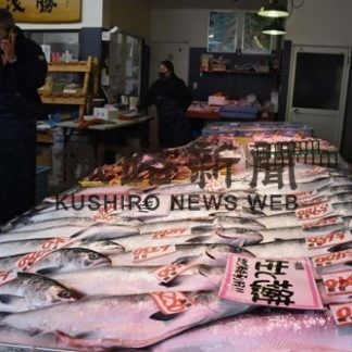 春鮭トキシラズ初競り　花咲市場３４０２円、２１．２％下回る(2020-04-15)