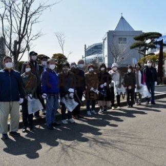 北大通をきれいに、マンション住民がゴミ拾い(2020-04-24)