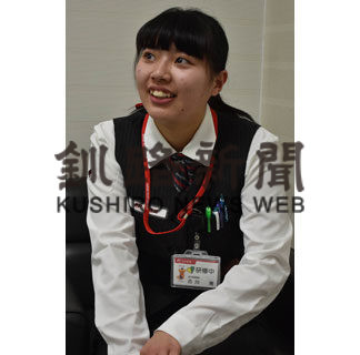 弟子屈郵便局郵便窓口担当　古川南さん（１８）(2020-05-12)