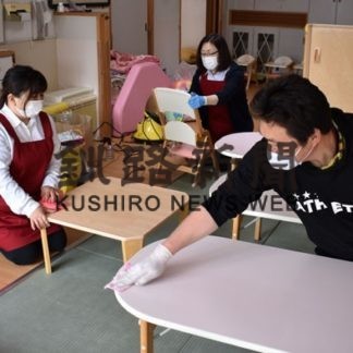 ミカ・ピカが保育園でガラスコーティングのボランティア(2020-05-13)