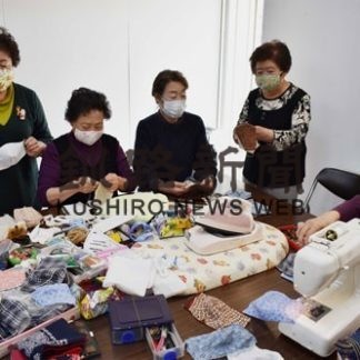 女性ボランティアらマスク作製に汗(2020-05-13)