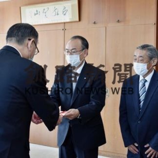 釧根電気工事業組合、市に30万円寄付(2020-05-05)
