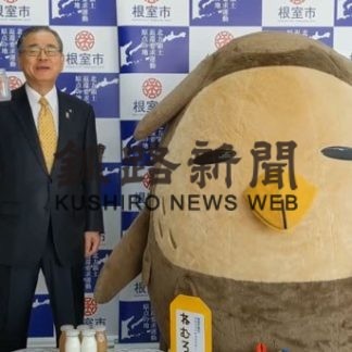 根室市長、牛乳チャレンジ参加(2020-05-21)