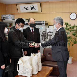 せんしんサポート、中央小へマスク寄贈(2020-05-09)