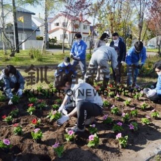 芦野小で教職員やＰＴＡが花壇整備に汗(2020-05-23)