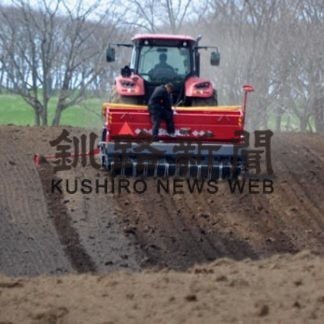 青空の下　大麦種まき(2020-05-13)