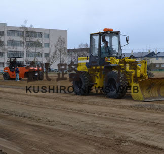 飯塚産業が富原中のグラウンド整備(2020-05-16)