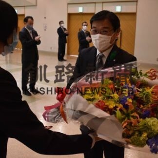 ３期目 大石鶴居村長初登庁(2020-05-21)