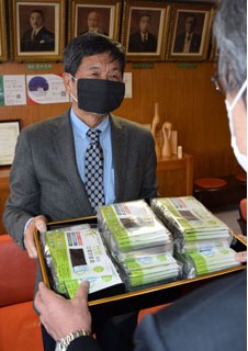 釧路日台親善協会がマスクカバーを寄贈(2020-05-17)