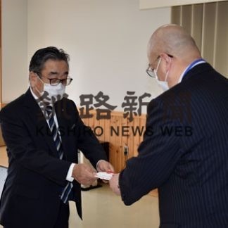 市橋建設が市にエミューオイル寄付(2020-05-22)