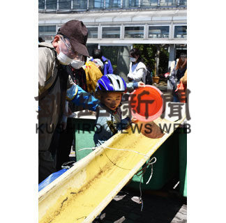 子供らサケ稚魚放流(2020-05-06)