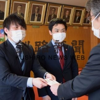 釧路北ローターアクトクラブが市に寄付(2020-05-03)