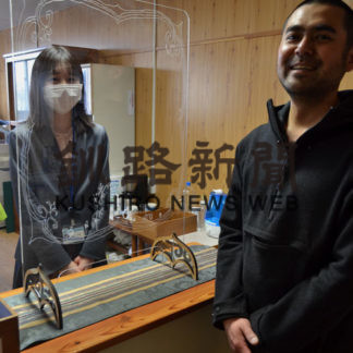 アイヌ文様でコロナ防止　釧路の藤戸さん　アクリル板制作市に寄贈(2020-05-16)