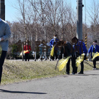 東武中標津店の従業員や「うぃんくる」利用者が店舗周辺清掃(2020-05-06)