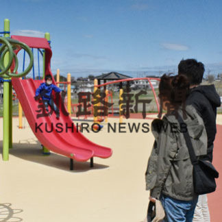 公園に親子連れ、遊具再開「楽しい」(2020-05-18)