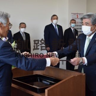 棚野白糠町長に当選証書付与(2020-05-19)