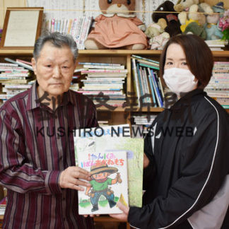 天野さん所蔵の児童書、光陽児童館に５００冊寄贈(2020-05-18)