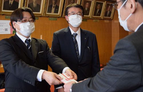 市立釧路総合病院へ３０万円を寄付(2020-05-06)