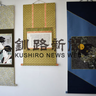 華やかな掛け軸並ぶ作品展(2020-06-22)