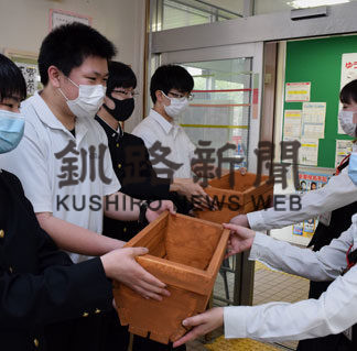 釧路工業、プランターケース寄贈(2020-06-22)