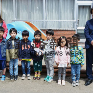 建設業協会が５保育所に図書カード寄贈(2020-06-25)