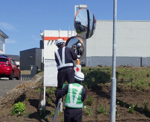 東道路がカーブミラーを清掃(2020-06-13)